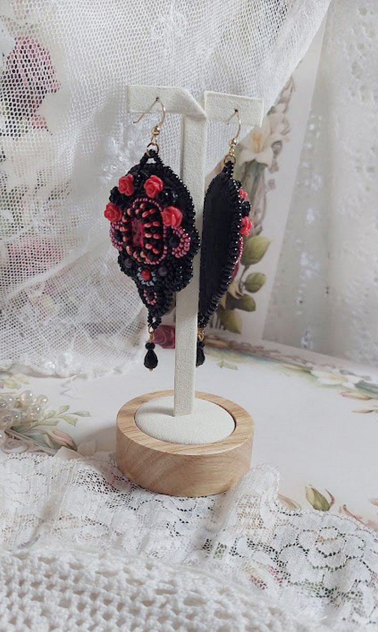 BO Meia-noite em Paris bordado com cristais Swarovski, rosas de resina vermelha, contas de pérolas, contas de sementes e ganchos de ouvido de 14 quilates cheios de ouro