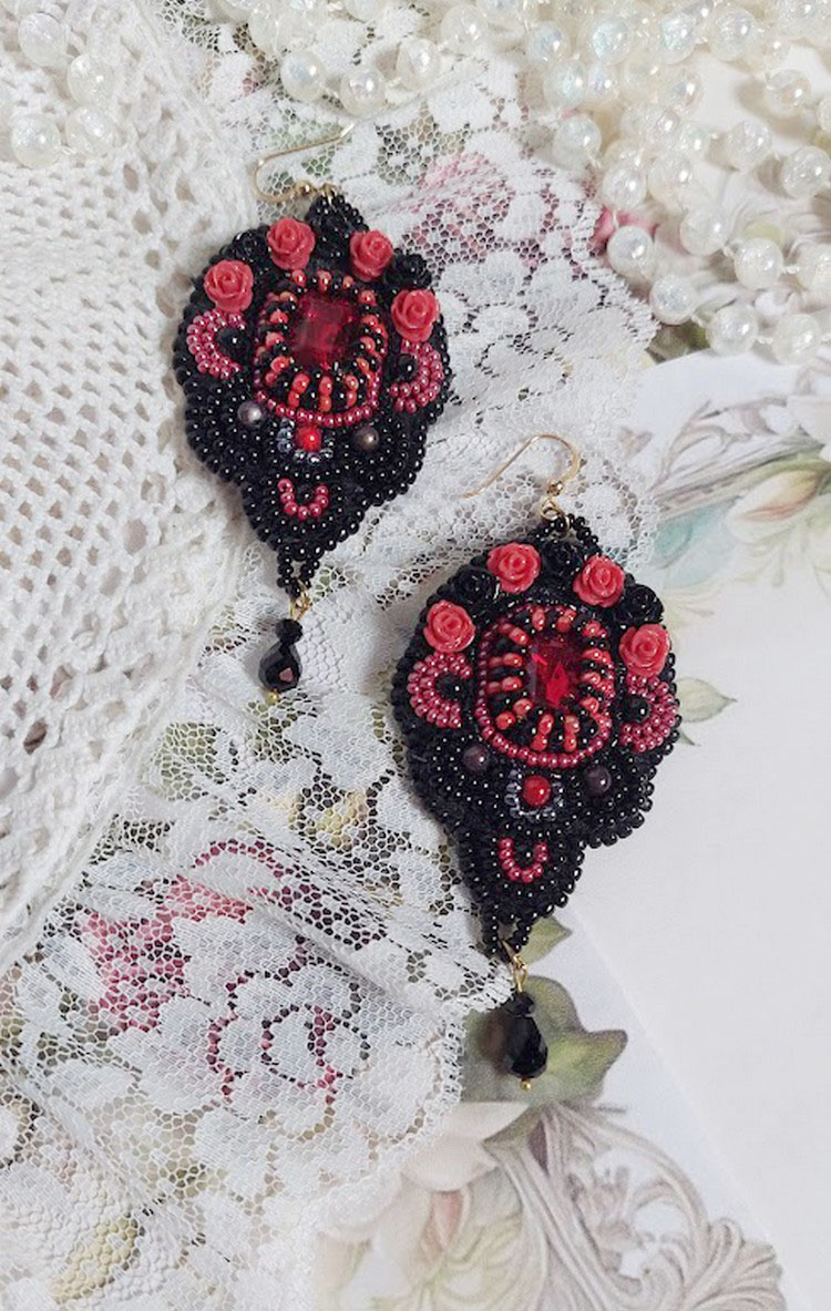 BO Meia-noite em Paris bordado com cristais Swarovski, rosas de resina vermelha, contas de pérolas, contas de sementes e ganchos de ouvido de 14 quilates cheios de ouro