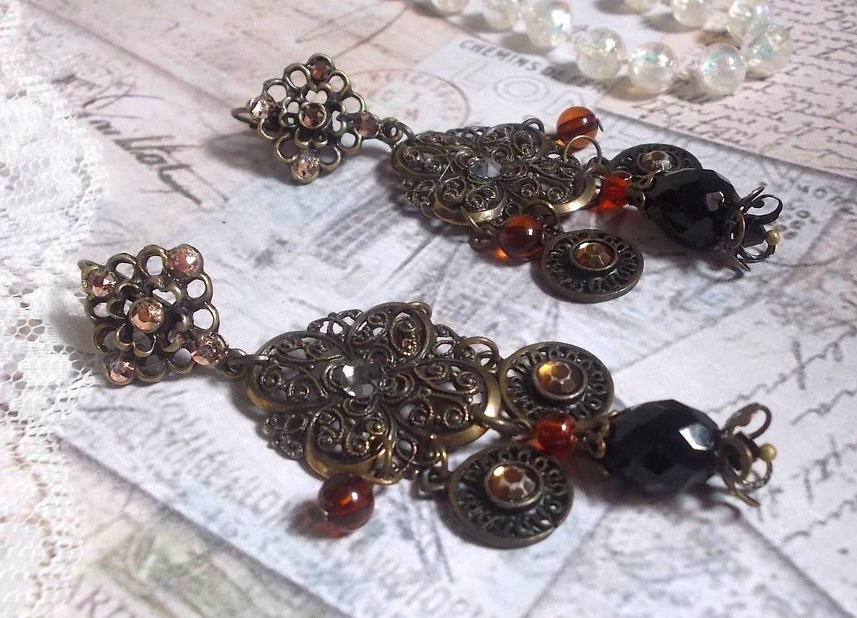 BO Milady Broc' criado com selos, gotas, encantos de latão, strass, cabochons PureCrystal e contas de vidro