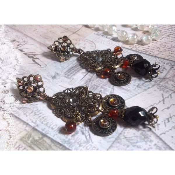 BO Milady Broc' criado com selos, gotas, encantos de lat&atilde;o, strass, cabochons PureCrystal e contas de vidro