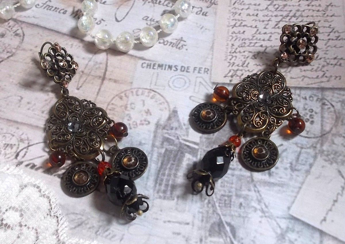 BO Milady Broc' criado com selos, gotas, encantos de latão, strass, cabochons PureCrystal e contas de vidro
