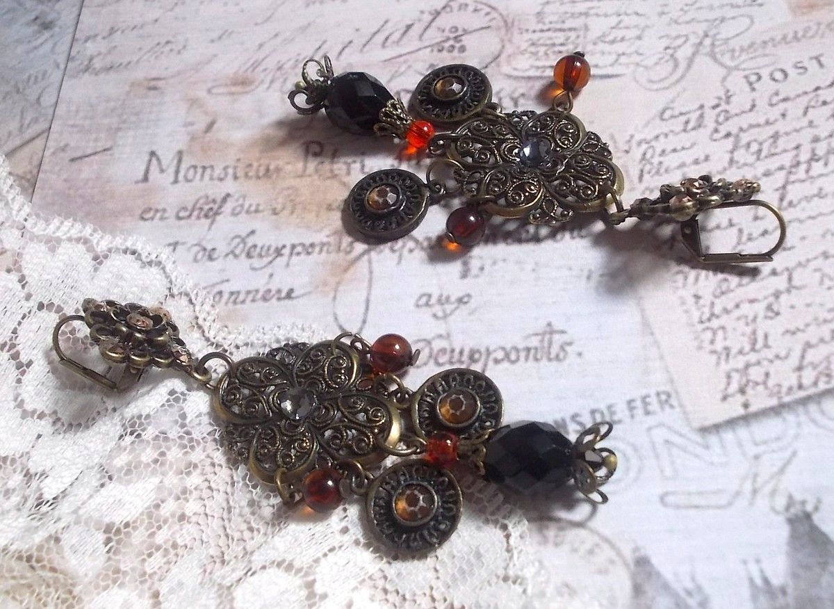 BO Milady Broc' criado com selos, gotas, encantos de latão, strass, cabochons PureCrystal e contas de vidro