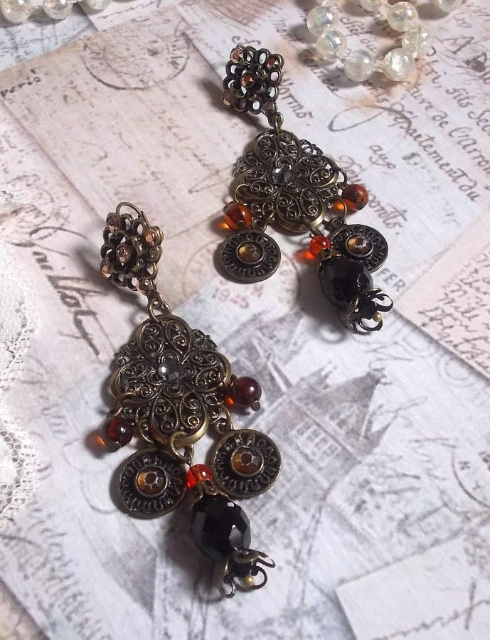 BO Milady Broc' criado com selos, gotas, encantos de latão, strass, cabochons PureCrystal e contas de vidro
