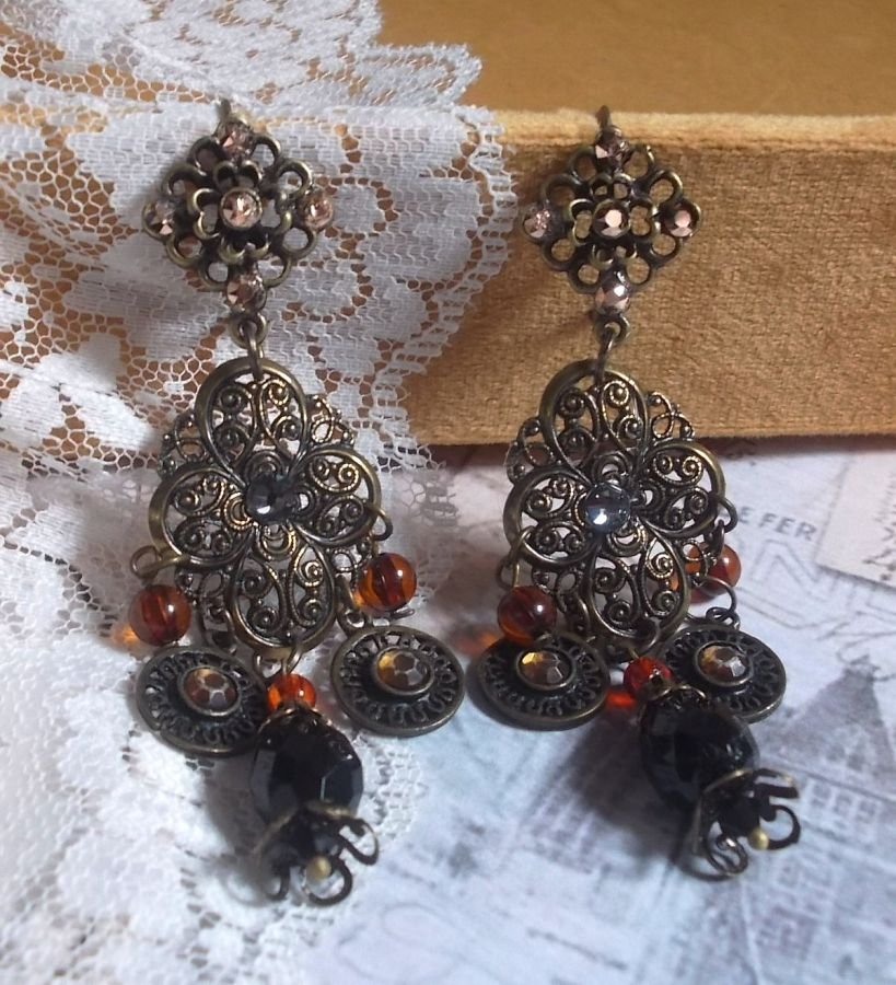 BO Milady Broc' criado com selos, gotas, encantos de latão, strass, cabochons PureCrystal e contas de vidro