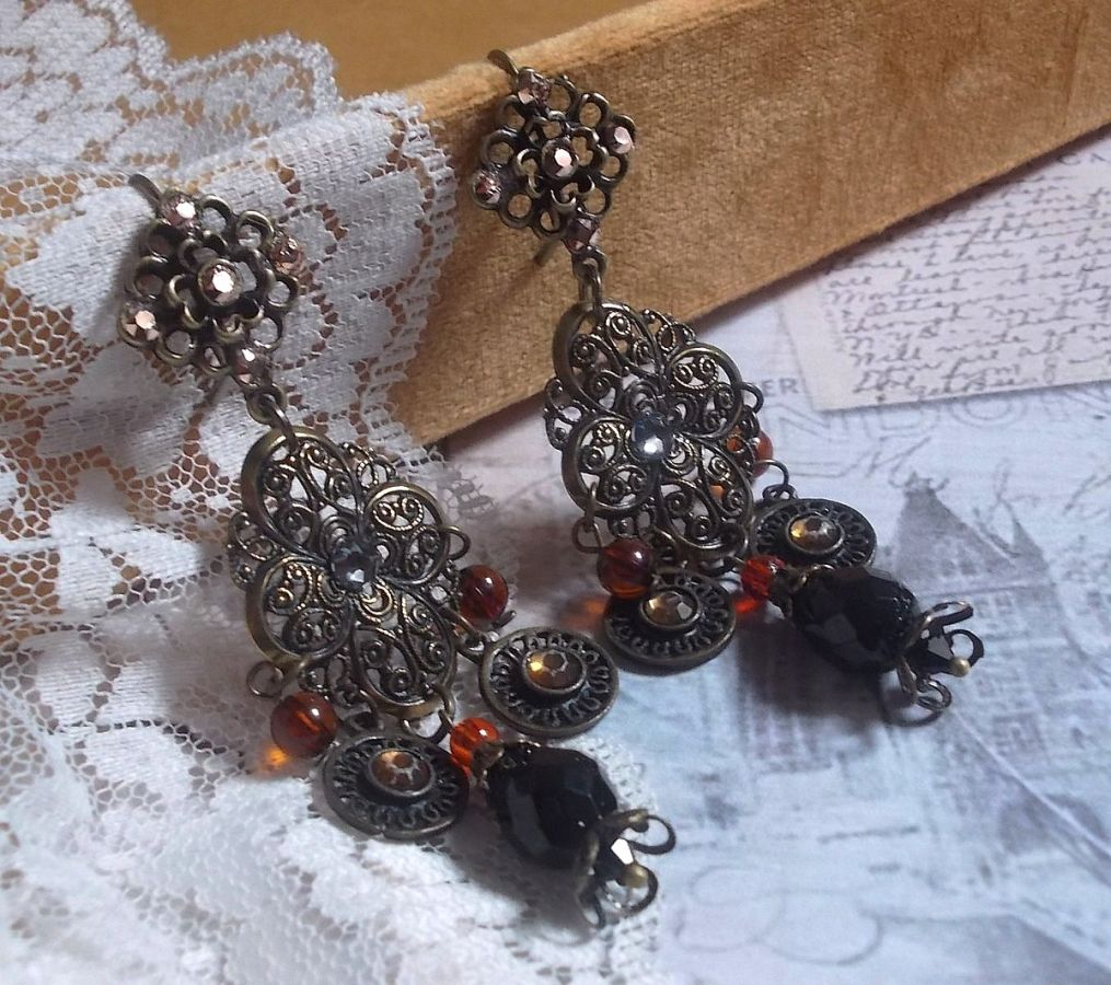 BO Milady Broc' criado com selos, gotas, encantos de latão, strass, cabochons PureCrystal e contas de vidro