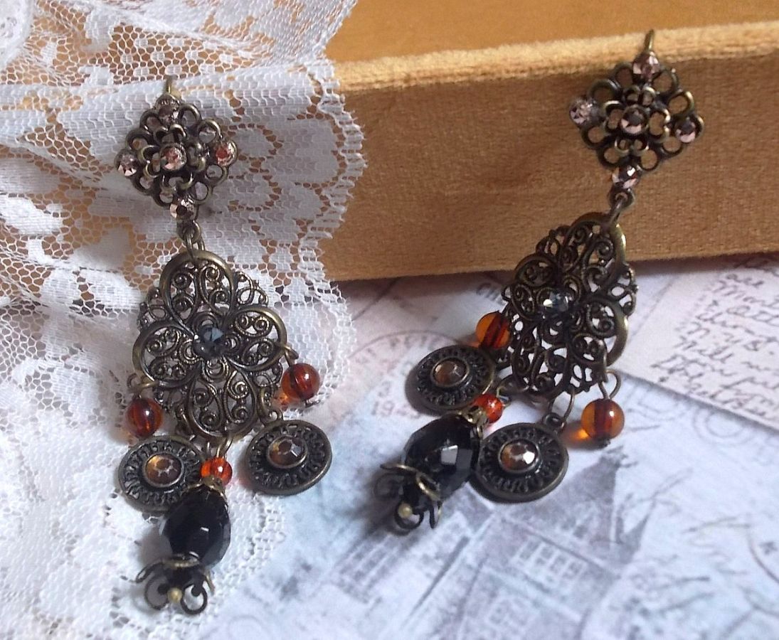 BO Milady Broc' criado com selos, gotas, encantos de latão, strass, cabochons PureCrystal e contas de vidro