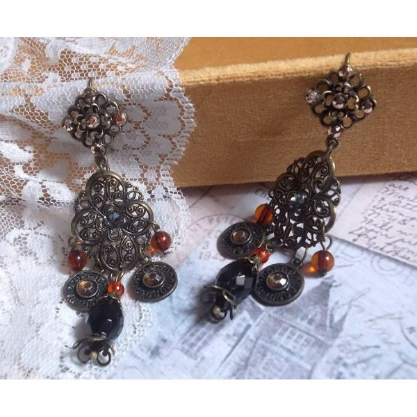 BO Milady Broc' criado com selos, gotas, encantos de lat&atilde;o, strass, cabochons PureCrystal e contas de vidro