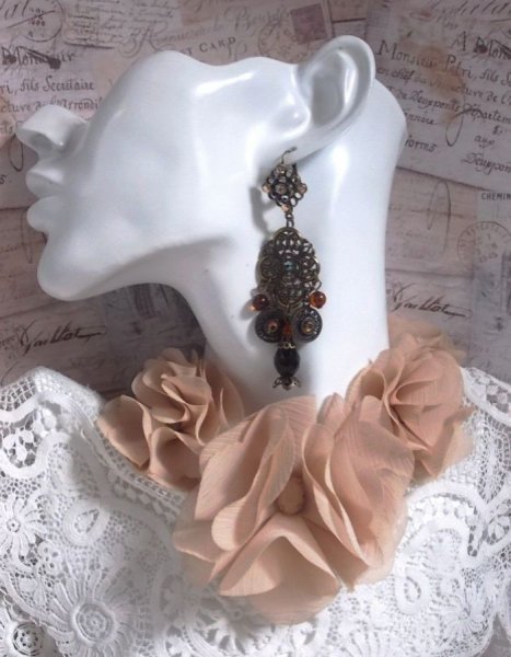 BO Milady Broc' criado com selos, gotas, encantos de lat&atilde;o, strass, cabochons PureCrystal e contas de vidro