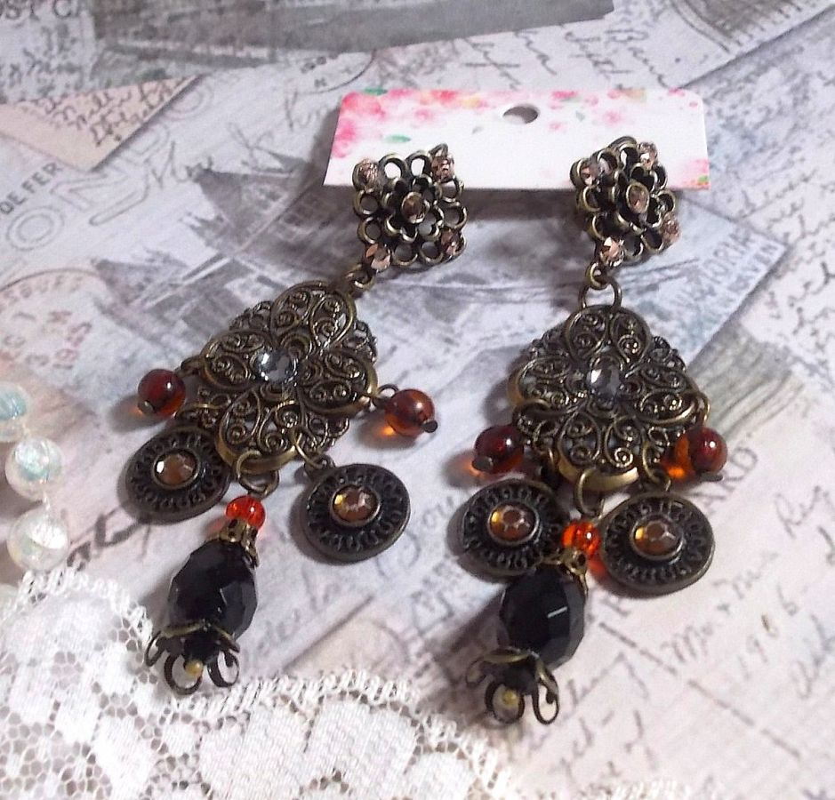 BO Milady Broc' criado com selos, gotas, encantos de latão, strass, cabochons PureCrystal e contas de vidro