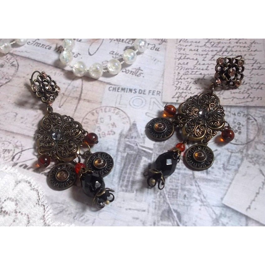BO Milady Broc' criado com selos, gotas, encantos de latão, strass, cabochons PureCrystal e contas de vidro