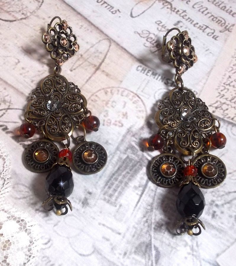 BO Milady Broc' criado com selos, gotas, encantos de latão, strass, cabochons PureCrystal e contas de vidro
