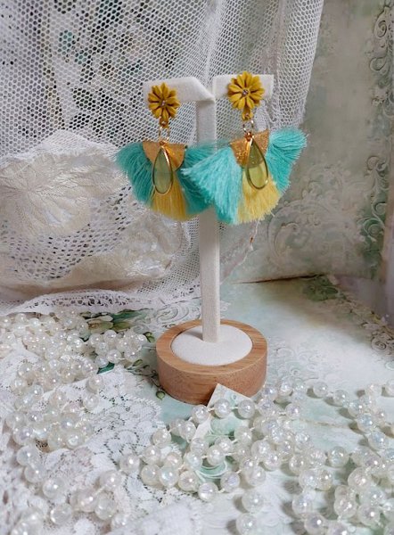 BO Mint and Yellow mont&eacute;es avec des pompons, pince demi-lune, gouttes r&eacute;sine et puces m&eacute;tal