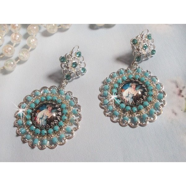 BO Moment de D&eacute;tente criado com cabochons de lupa Vintage Dames, cristais Swarovski, carimbos e contas de vidro