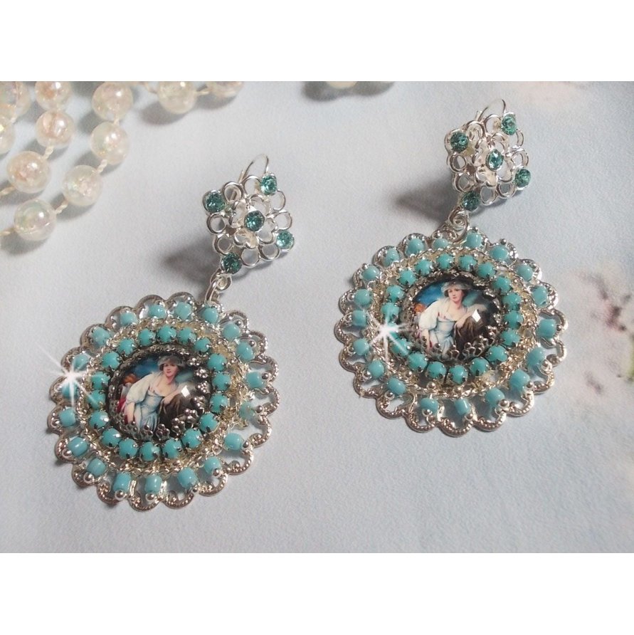 BO Moment de Détente criado com cabochons de lupa Vintage Dames, cristais Swarovski, carimbos e contas de vidro