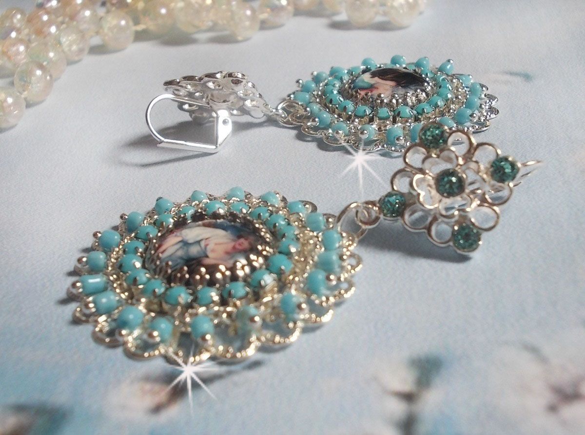 BO Moment de Détente criado com cabochons de lupa Vintage Dames, cristais Swarovski, carimbos e contas de vidro