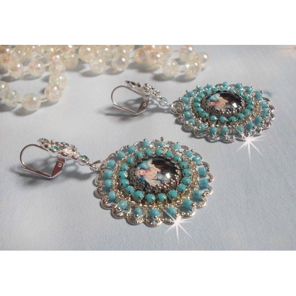 BO Moment de D&eacute;tente criado com cabochons de lupa Vintage Dames, cristais Swarovski, carimbos e contas de vidro