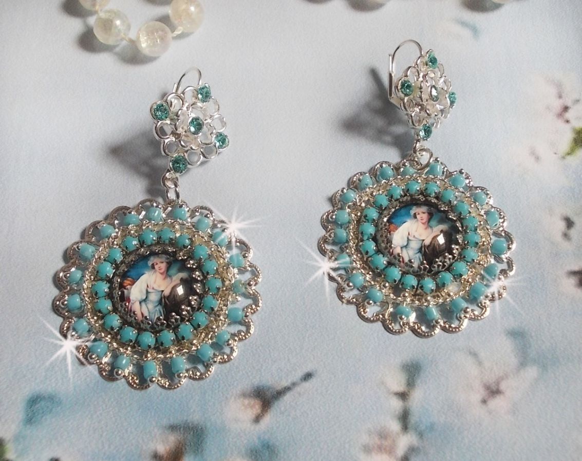 BO Moment de Détente criado com cabochons de lupa Vintage Dames, cristais Swarovski, carimbos e contas de vidro