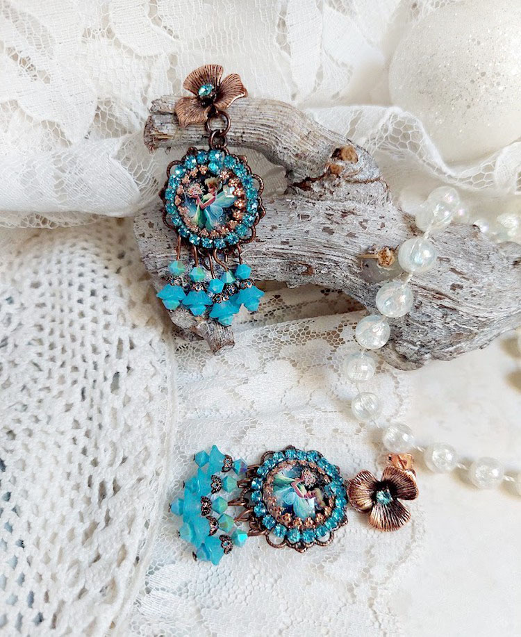 BO Monde des F&eacute;es cr&eacute;&eacute;es avec cabochon verre, estampes laiton et perles Cristal Swarovski