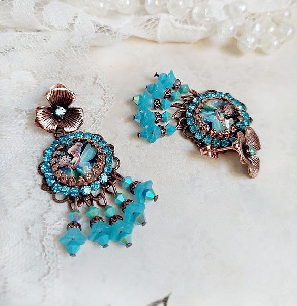 BO Monde des F&eacute;es cr&eacute;&eacute;es avec cabochon verre, estampes laiton et perles Cristal Swarovski