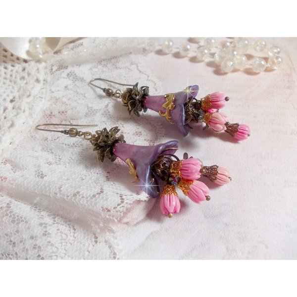 BO M&eacute;tamorphose Fantaisie, boutons de roses sauvages &agrave; laquelle s&rsquo;ajoute perles Cristal, fleurs trompettes peintes &agrave; la main aux couleurs de l&rsquo;&eacute;t&eacute;, perles verre et calottes mont&eacute;s sur crochets Laiton