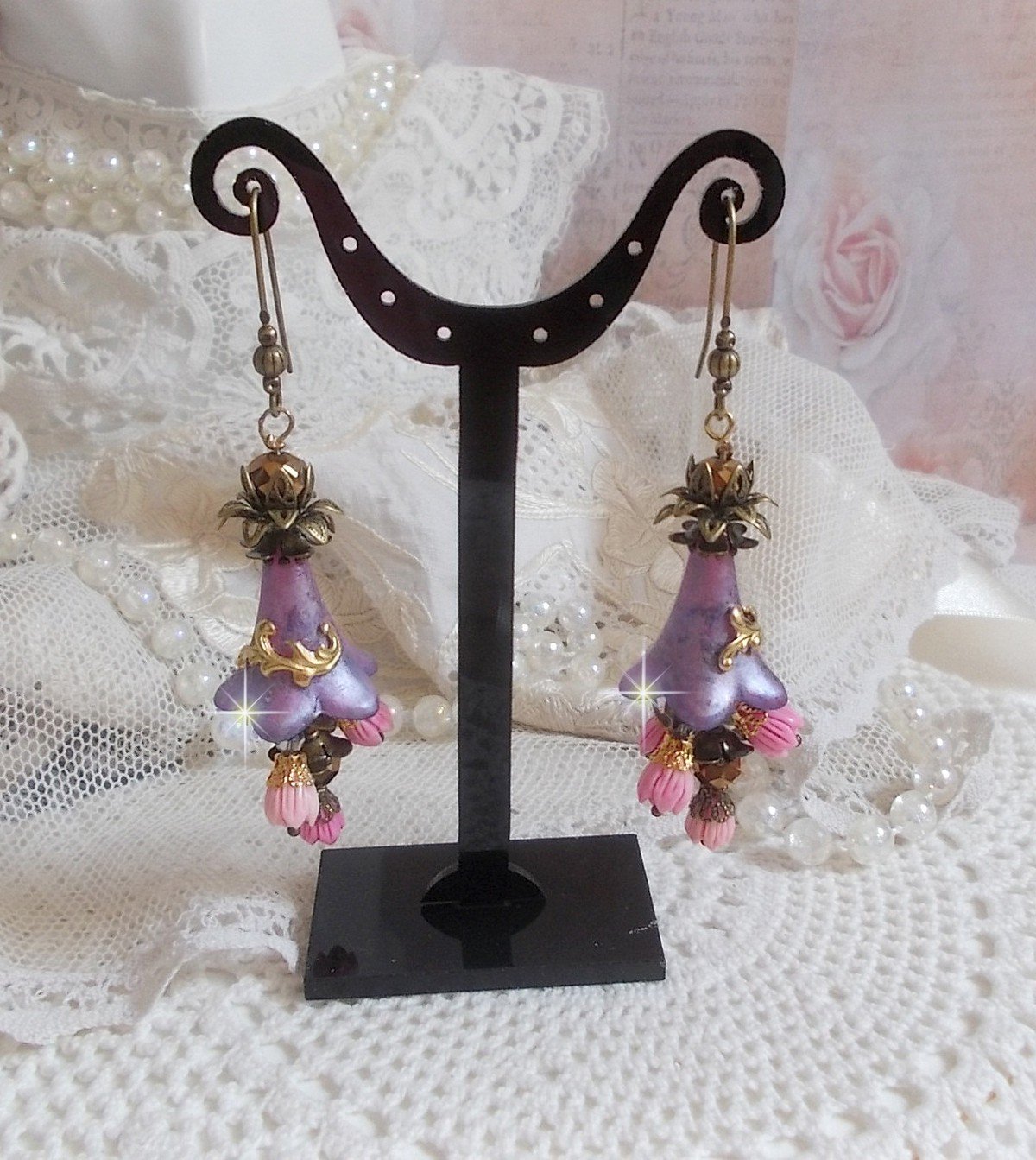 BO M&eacute;tamorphose Fantaisie, boutons de roses sauvages &agrave; laquelle s&rsquo;ajoute perles Cristal, fleurs trompettes peintes &agrave; la main aux couleurs de l&rsquo;&eacute;t&eacute;, perles verre et calottes mont&eacute;s sur crochets Laiton