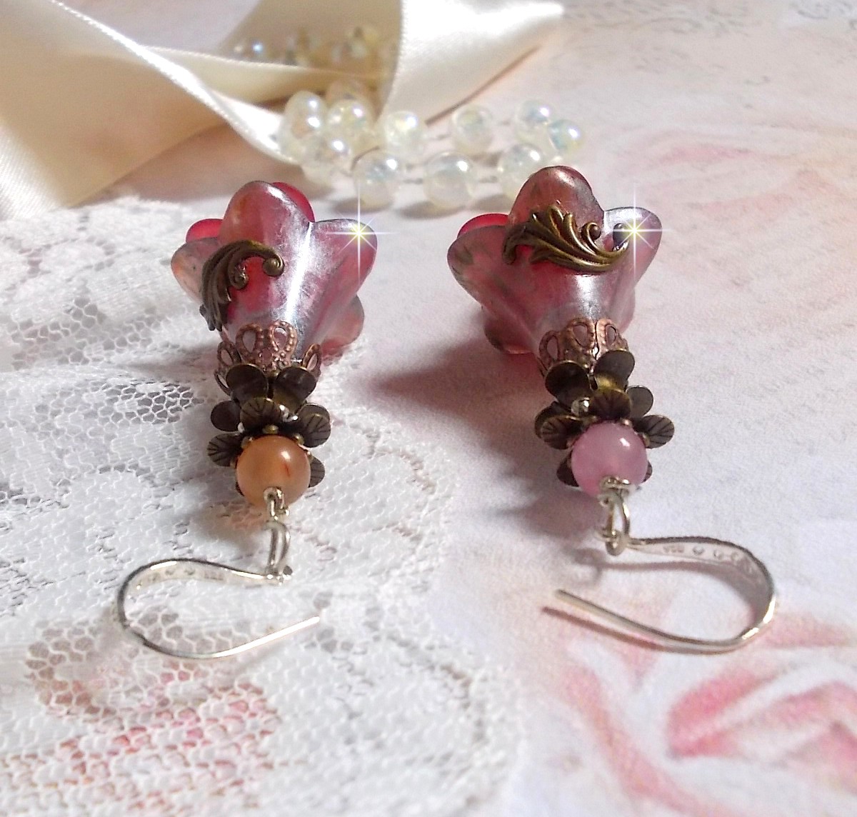 BO Mystères d’Antan montées avec fleurs résines, breloques gouttes, Quartz Rose et crochets argent 925