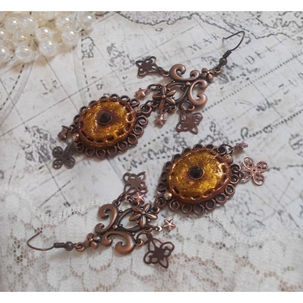 BO Myst&egrave;res d'Ars&egrave;ne criado com diferentes formas de encanto, medalh&otilde;es pendentes, motivos de porcelana patinada e cristais Swarovski