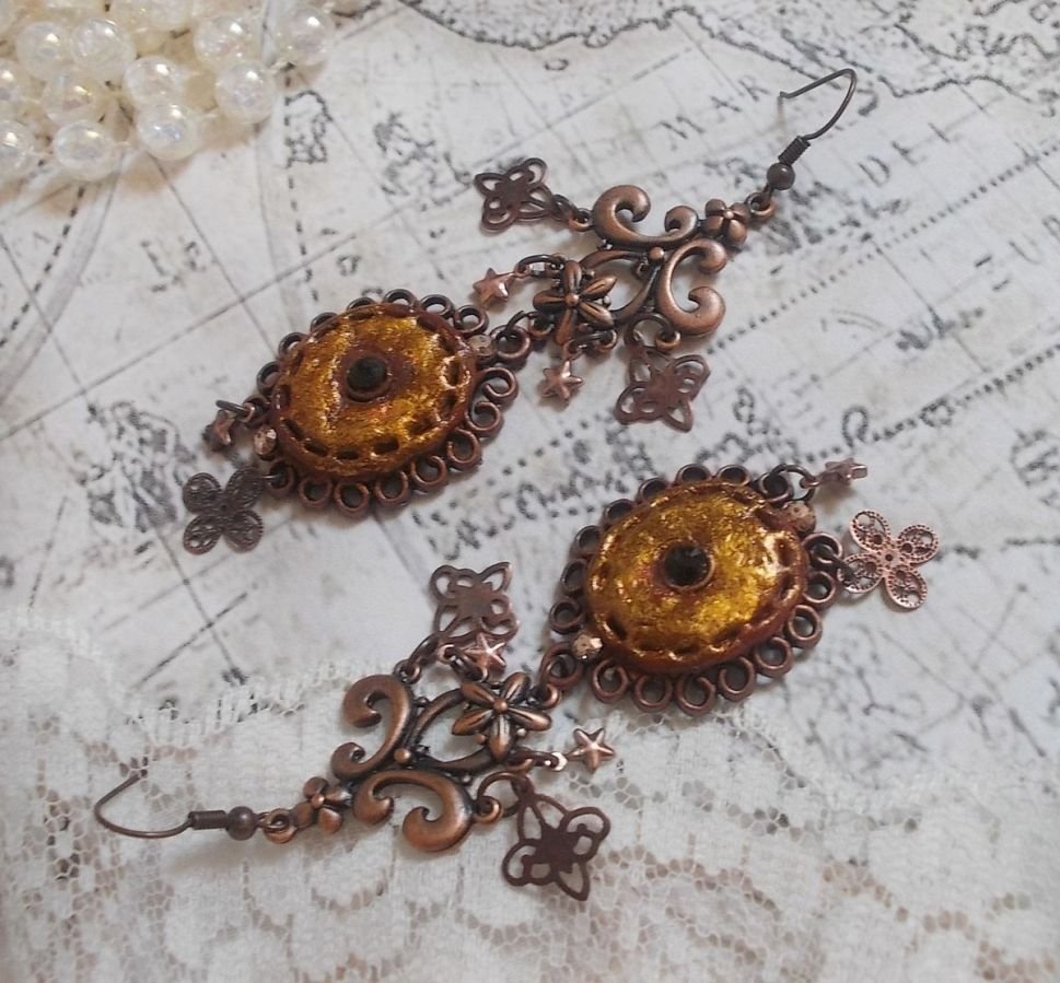 BO Mystères d'Arsène criado com diferentes formas de encanto, medalhões pendentes, motivos de porcelana patinada e cristais Swarovski