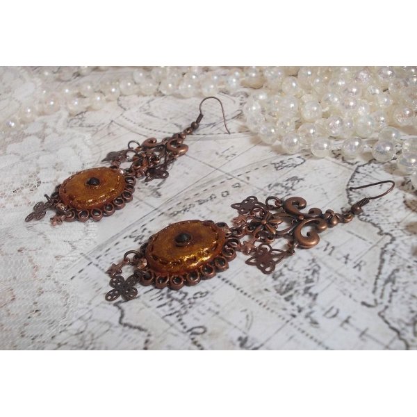 BO Myst&egrave;res d'Ars&egrave;ne criado com diferentes formas de encanto, medalh&otilde;es pendentes, motivos de porcelana patinada e cristais Swarovski