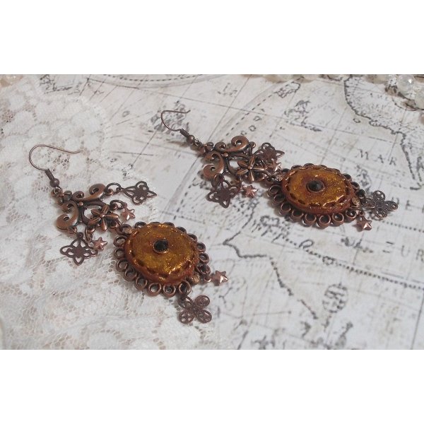BO Mystères d'Arsène criado com diferentes formas de encanto, medalhões pendentes, motivos de porcelana patinada e cristais Swarovski
