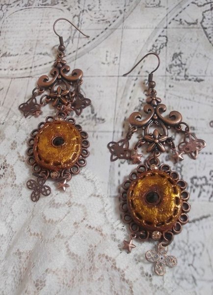 BO Myst&egrave;res d'Ars&egrave;ne criado com diferentes formas de encanto, medalh&otilde;es pendentes, motivos de porcelana patinada e cristais Swarovski