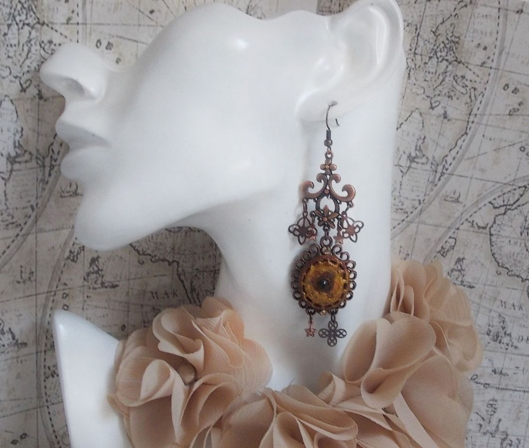 BO Mystères d'Arsène criado com diferentes formas de encanto, medalhões pendentes, motivos de porcelana patinada e cristais Swarovski