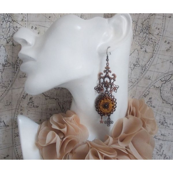 BO Myst&egrave;res d'Ars&egrave;ne criado com diferentes formas de encanto, medalh&otilde;es pendentes, motivos de porcelana patinada e cristais Swarovski