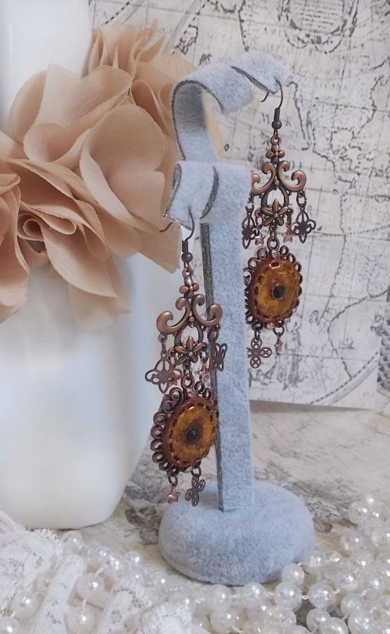 BO Mystères d'Arsène criado com diferentes formas de encanto, medalhões pendentes, motivos de porcelana patinada e cristais Swarovski