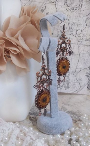 BO Myst&egrave;res d'Ars&egrave;ne criado com diferentes formas de encanto, medalh&otilde;es pendentes, motivos de porcelana patinada e cristais Swarovski