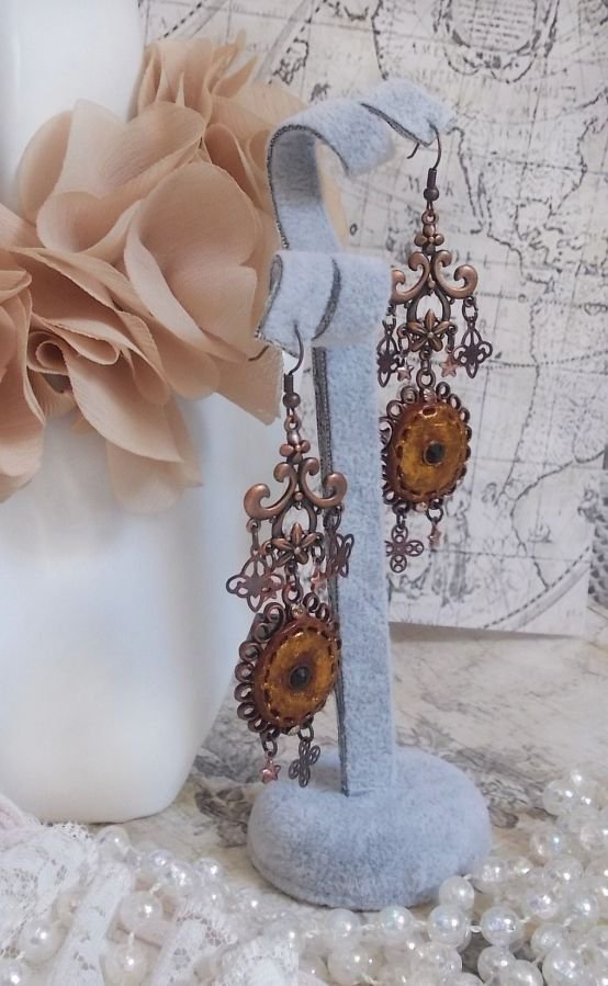 BO Mystères d'Arsène criado com diferentes formas de encanto, medalhões pendentes, motivos de porcelana patinada e cristais Swarovski