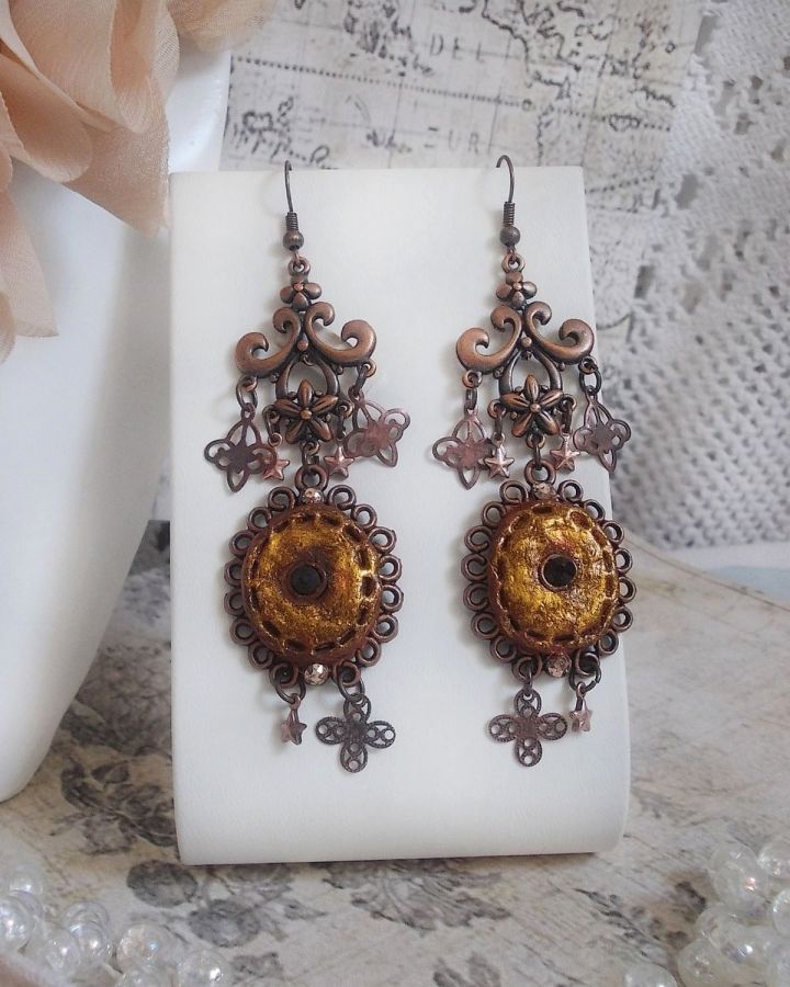 BO Mystères d'Arsène criado com diferentes formas de encanto, medalhões pendentes, motivos de porcelana patinada e cristais Swarovski