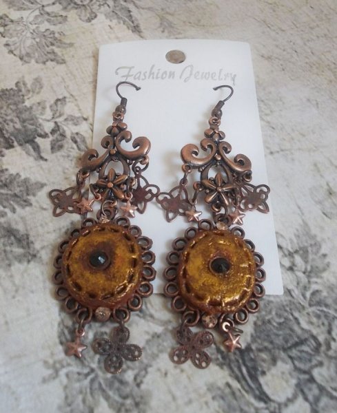 BO Myst&egrave;res d'Ars&egrave;ne criado com diferentes formas de encanto, medalh&otilde;es pendentes, motivos de porcelana patinada e cristais Swarovski