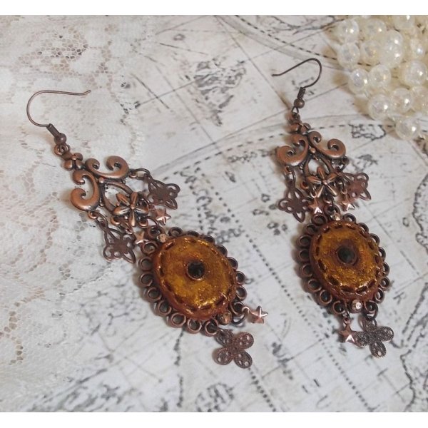 BO Myst&egrave;res d'Ars&egrave;ne criado com diferentes formas de encanto, medalh&otilde;es pendentes, motivos de porcelana patinada e cristais Swarovski