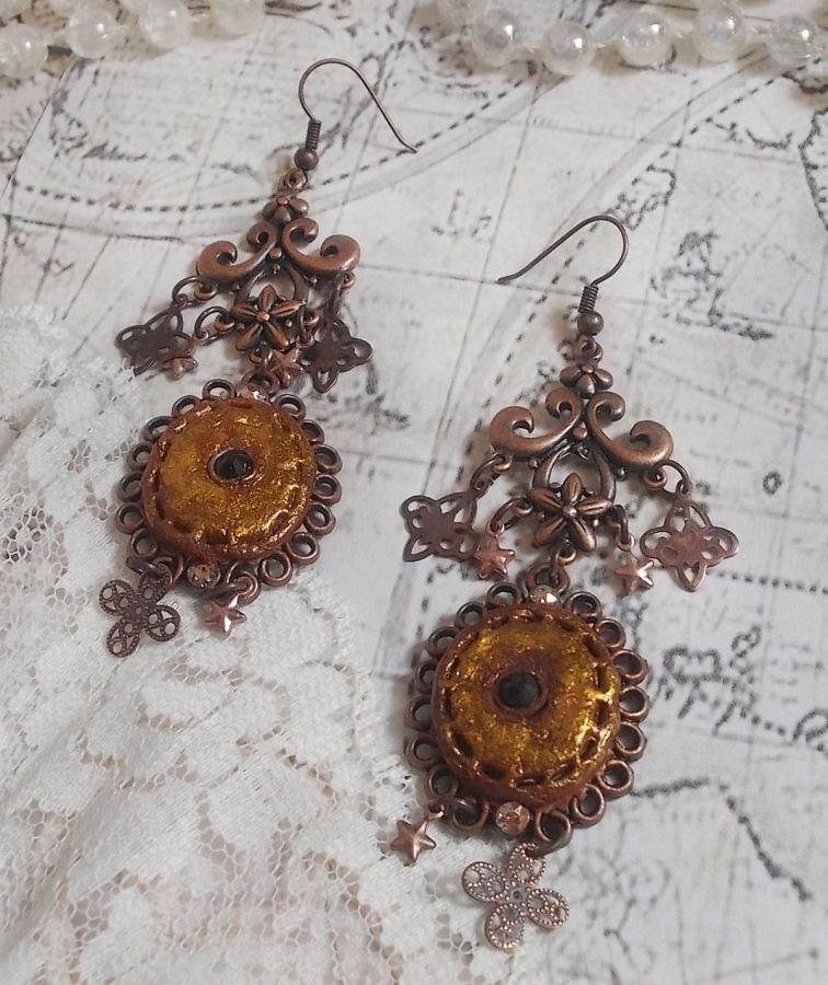 BO Mystères d'Arsène criado com diferentes formas de encanto, medalhões pendentes, motivos de porcelana patinada e cristais Swarovski