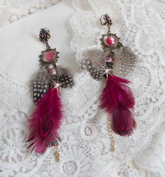 Navajo Fuchsia e Brown BO com contas de vidro, cristais Swarovski e plumas