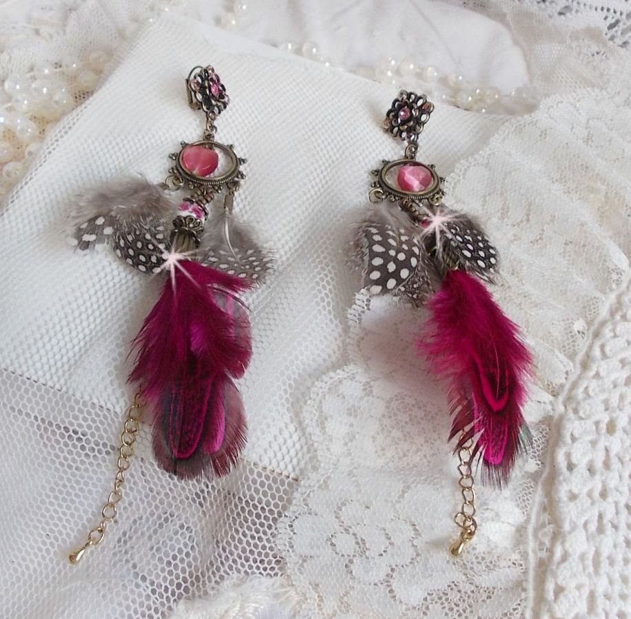 Navajo Fuchsia e Brown BO com contas de vidro, cristais Swarovski e plumas