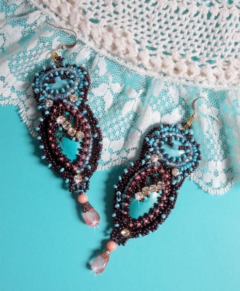 BO Na&Icirc;ade avec des cabochons en turquoise, des strass, des rocailles et du cuir vachette Camel