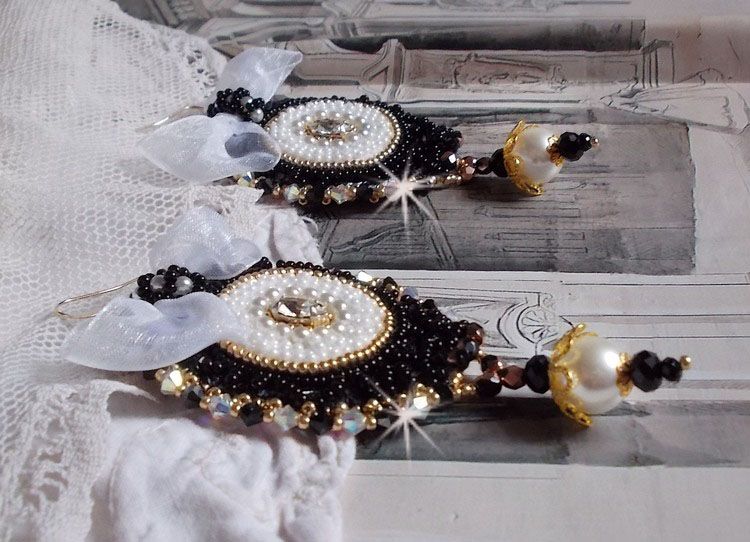 BO Sagrado Preto Haute-Couture bordado com renda preta vintage, cristais Swarovski, facetas e missangas de sementes