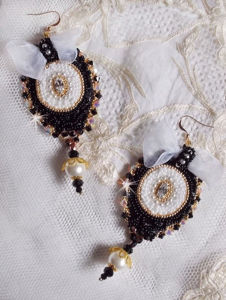 BO Sagrado Preto Haute-Couture bordado com renda preta vintage, cristais Swarovski, facetas e missangas de sementes