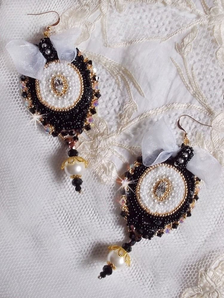 BO Sagrado Preto Haute-Couture bordado com renda preta vintage, cristais Swarovski, facetas e missangas de sementes