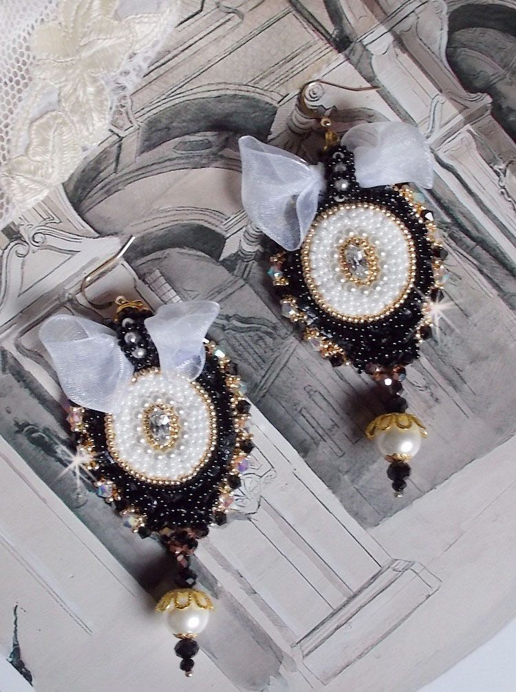 BO Sagrado Preto Haute-Couture bordado com renda preta vintage, cristais Swarovski, facetas e missangas de sementes