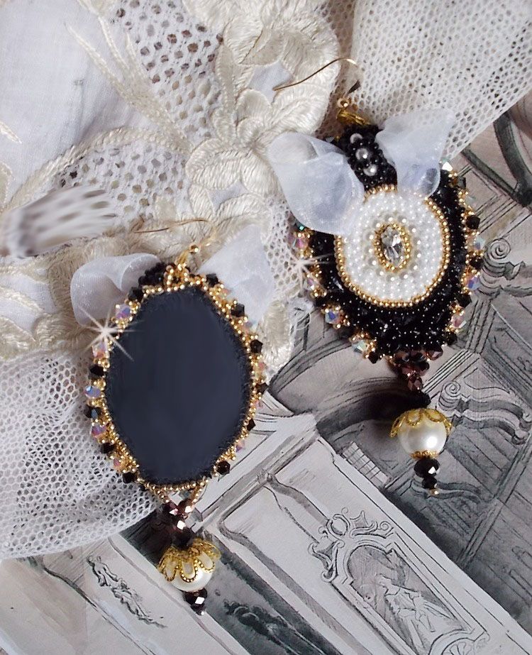 BO Sagrado Preto Haute-Couture bordado com renda preta vintage, cristais Swarovski, facetas e missangas de sementes