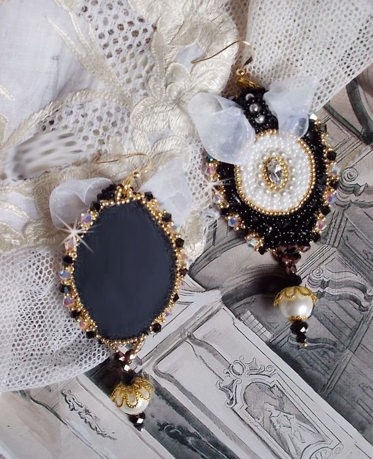 BO Sagrado Preto Haute-Couture bordado com renda preta vintage, cristais Swarovski, facetas e missangas de sementes