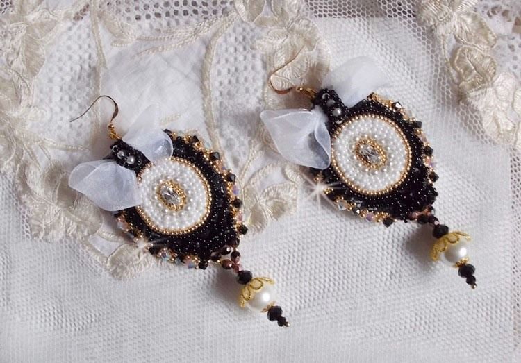 BO Sagrado Preto Haute-Couture bordado com renda preta vintage, cristais Swarovski, facetas e missangas de sementes